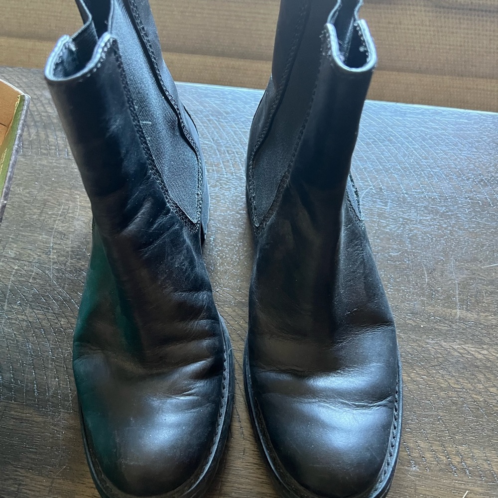 Timberland Toronto Chelsea black low boots. Size 7.5